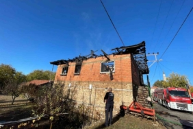 Burdur’da 2 katlı evde yangın paniği