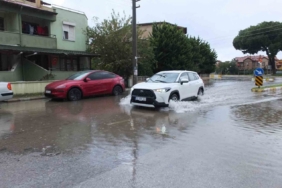 Burhaniye’de sağanak yağış sokakları göle çevirdi