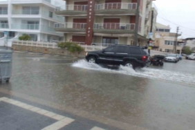 Burhaniye’de sağanak yağış yolları göle çevirdi, bazı evlerin bodrumlarını su bastı