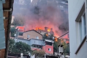 Bursa’da 2 katlı bina alevlere teslim oldu, o anlar havadan dronla görüntülendi