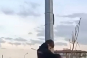 Bursa’da çocukların bayrak hassasiyeti duygulandırdı..Direğe böyle tırmandılar