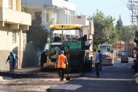 Büyükşehir’den Ceylanpınar’daki yolda asfalt çalışması