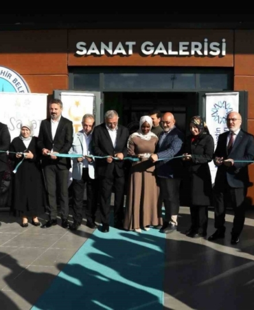 Büyükşehirden uluslararası öğrencilere sanat köprüsü: ‘Bi’ Dünya Sanat’ sergisi açıldı