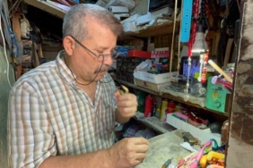 Çakmağını tamir ettiği doktorun kendine verdiği "Çakmak Doktoru" unvanıyla 40 yıldır ekmek parasını kazanıyor