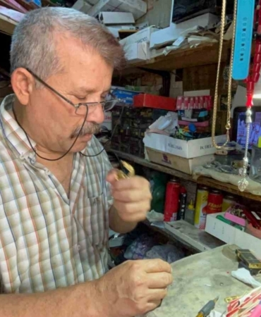 Çakmağını tamir ettiği doktorun kendine verdiği "Çakmak Doktoru" unvanıyla 40 yıldır ekmek parasını kazanıyor