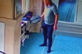 Camide ayakkabıları tek tek inceledi, beğendiğini çaldı
