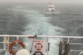 Çanakkale Boğazı’nda makine arızası yaparak sürüklenen tekne kurtarıldı