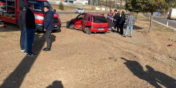 Çankırı’da hafif ticari araç ile otomobil çarpıştı: 1 ölü, 4 yaralı