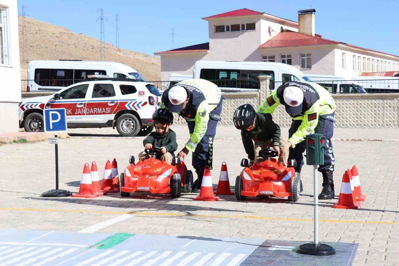 Çatak’ta öğrencilere uygulamalı trafik güvenliği eğitimi
