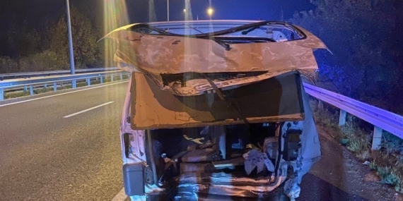 Çekici kamyonet, ticari araca çarptı : 2 ölü