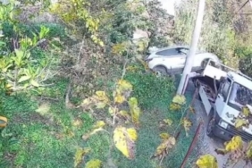 Çekiciye yüklenirken geri viteste unutulan araç rampadan uçtu: 2 yaralı