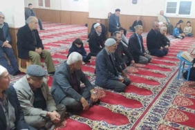 Cemaat Mutaflar Camii’nde vatandaşlar sabah namazında bir araya geldi