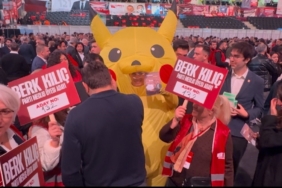 CHP Kurultayı’na bir kişi Pikachu kostümüyle katıldı