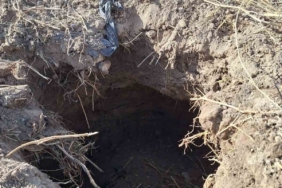 Çivril’de tarlada oluşan obruk korkuttu