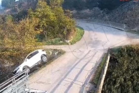 Çocuğun kullandığı otomobilin köprüden çaya uçtuğu kaza kamerada