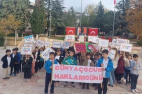 Çocuklar hazırladıkları pankartlarla günlerini kutladı