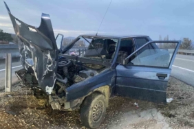 Çorum’da otomobil bariyere çarptı: 2 yaralı
