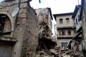 Daha önce yangında zarar gören eski bina yağışlı havada çöktü