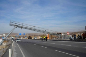 Damperi açılan kamyon EDS direğine çarparak devrildi