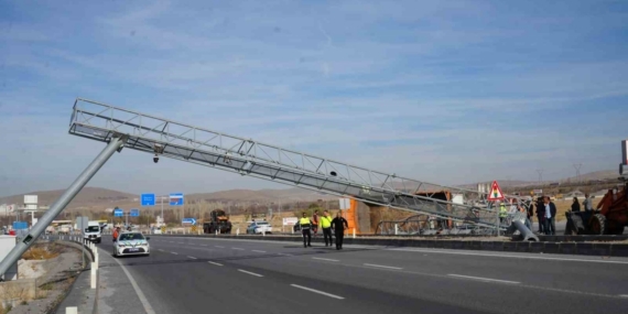 Damperi açılan kamyon EDS direğine çarparak devrildi