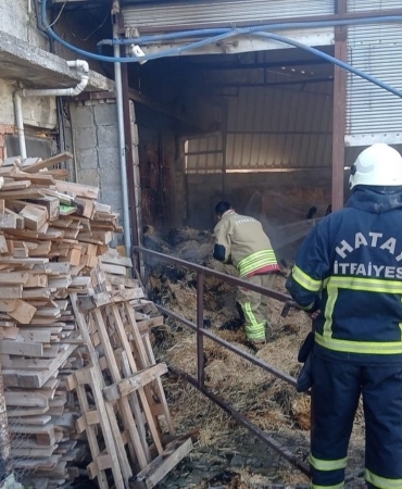 Defne’de samanlık yangını