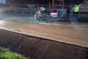 Demir bariyerlere çarpan otomobil parçalandı: Sürücü yaralandı