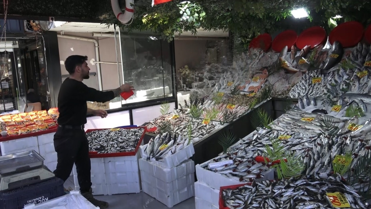 Denizi olmayan Çankırı’da 100 liraya satılan hamsi yüzleri güldürdü