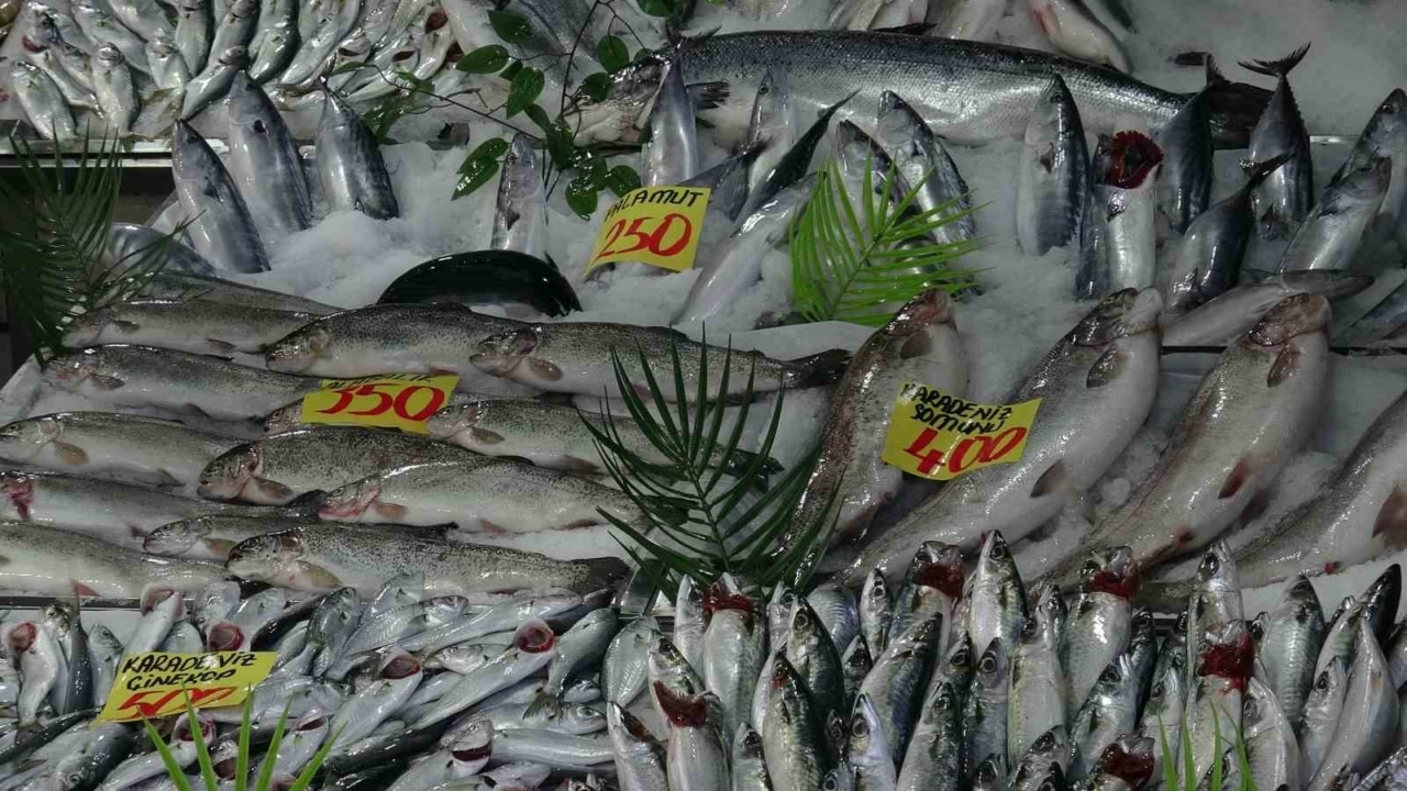 Denizi olmayan Çankırı’da 100 liraya satılan hamsi yüzleri güldürdü