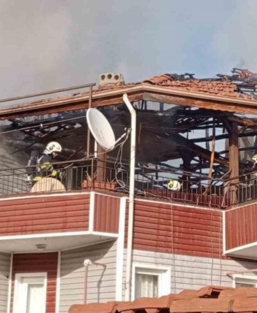 Denizli’de bir binanın çatısından başlayan yangın korkuttu; 5 kişi ekipler tarafından kurtarıldı