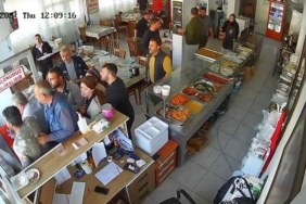 Depreme lokantada yakalanan vatandaşları panikle kaçışları kamerada