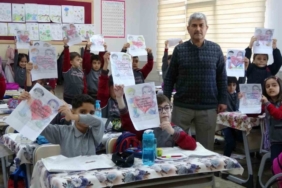 Depremin yaralarını öğrencileriyle sardı