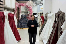 Depremlerde iki iş yeri yıkılan kadın pes etmedi