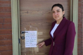 Depremzede öğrencilerin eğitim gördüğü kütüphaneye dadanan klima hırsızlarına not asıp "Lütfen Çalma" diyerek seslendiler