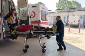 Devrilen tırın sürücüsü yaralandı