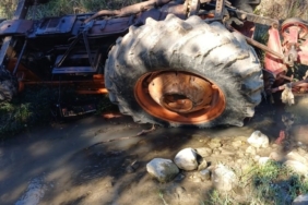 Devrilen traktörün altında kalan sürücü hayatını kaybetti