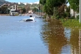 Dikili’de araçlar su altına kaldı