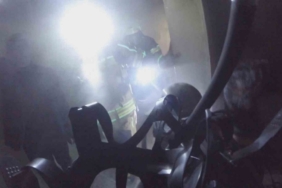 Diyarbakır’da 2’si çocuk 7 kişinin etkilendiği yangın kask kamerasına yansıdı