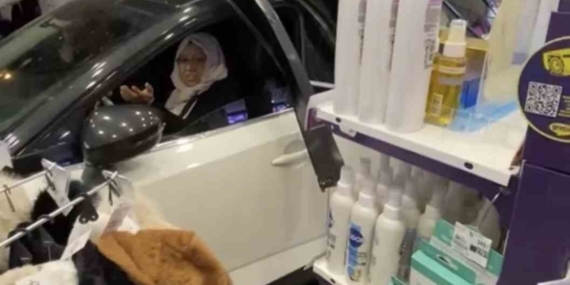 Diyarbakır’da kontrolden çıkan otomobil kozmetik mağazasına daldı