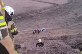 Diyarbakır’da otomobil şarampole yuvarlandı: Yaralı sürücüyü itfaiye kurtardı
