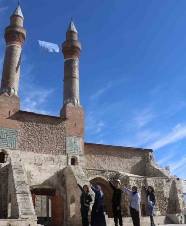 Doğu Türkistan’daki zulme dikkat çekmek istediler, 8 asırlık medreseye Doğu Türkistan bayrağı astılar