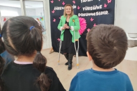 Doğuştan koltuk değneğine mahkumdu, yılmadı öğretmen oldu