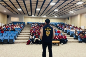 Domaniç’te öğretmen ve öğrenciler siber suçlara karşı bilgilendirildi