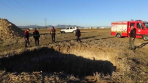 Dört metrelik çukura düşen keçi itfaiyece kurtarıldı