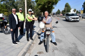Dörtyol’da polis ekipleri, motosiklet sürücülerine kask dağıttı