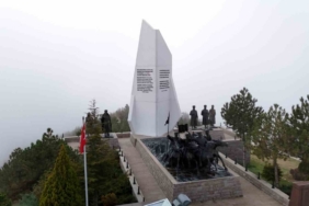 Duatepe Anıtı sisle kaplandı, ortaya kartpostallık görüntüler çıktı