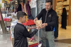 Dükkan önü kalabalık görünsün diye her gün 20 kilo patlamış mısır dağıtıyorlar