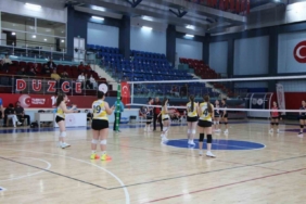 Düzce küçük kızlar voleybol müsabakaları başladı