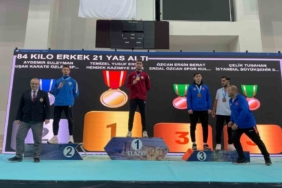 Düzce Üniversitesi öğrencisi altın madalyanın sahibi oldu