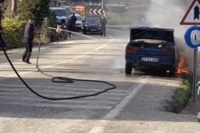 Eceabat’ta seyir halindeki otomobil yanarak kullanılamaz hale geldi