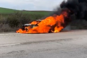Edirne’de otomobil alev alev yandı